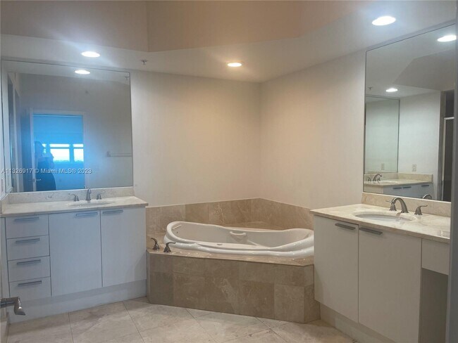 Building Photo - 15051 Royal Oaks Ln