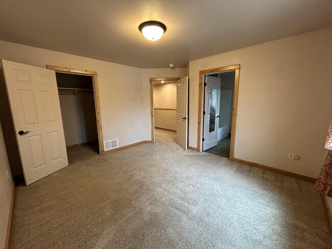 Building Photo - "Luxurious 3-Bed, 3-Bath Townhouse with Fi...