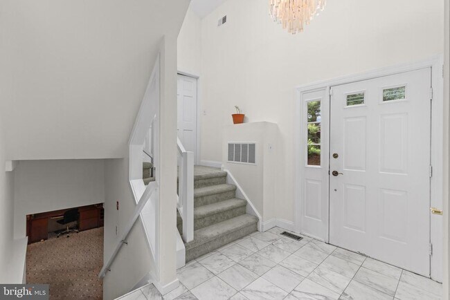Building Photo - 130 Sayre Dr