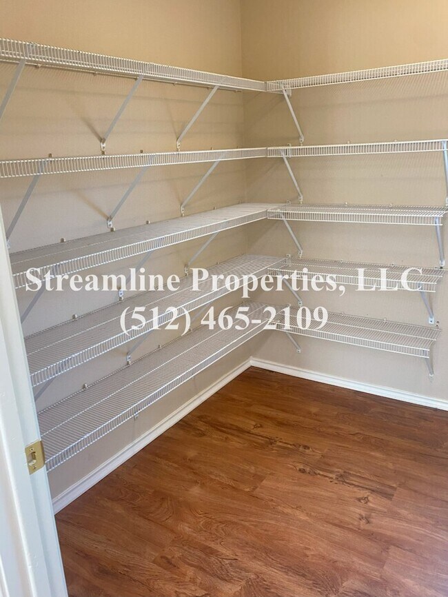 Building Photo - Beautiful 3 bedroom, 3 bathroom and study ...