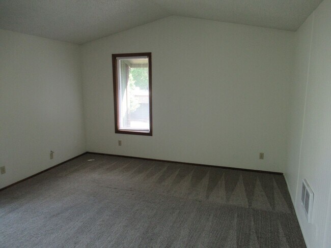 Building Photo - Two Bedroom Apt. w/ Washer and Dryer