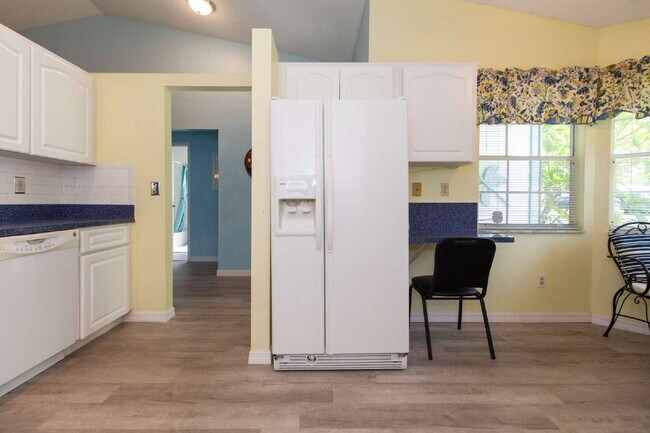 Building Photo - This tasteful decorated home features 3 be...