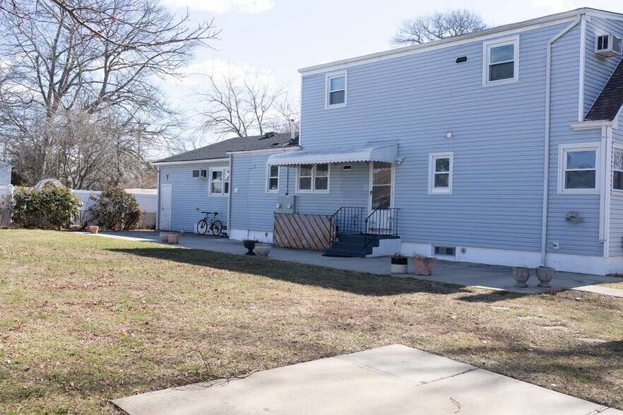 Building Photo - 104 E Gates Ave