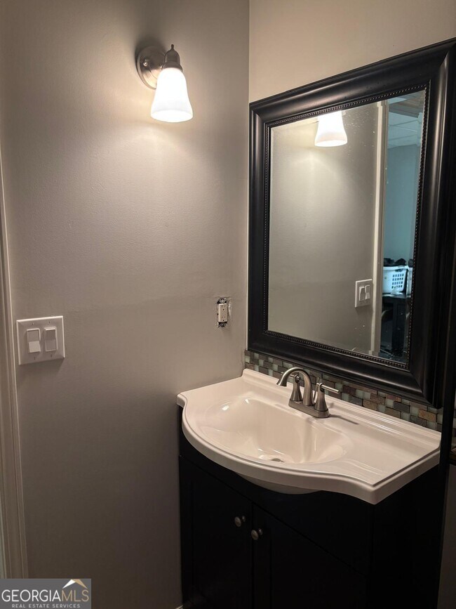 Building Photo - 300 Harcourt Pl