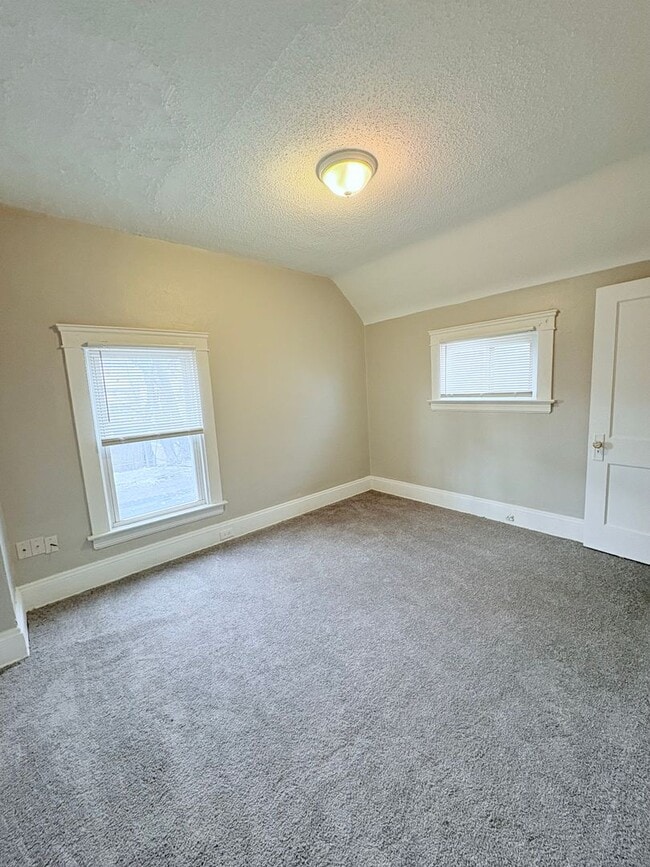 Building Photo - Charming 4-bedroom, 1-bathroom home located in the vibrant city of Cleveland