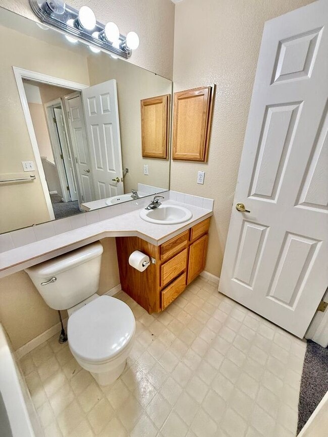 Building Photo - 3 Bedroom 2.5 Bath Townhome with 1 car gar...