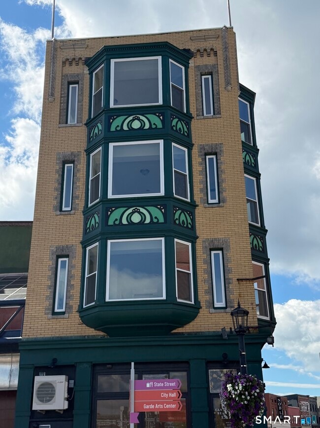 Building Photo - 2 Bank St
