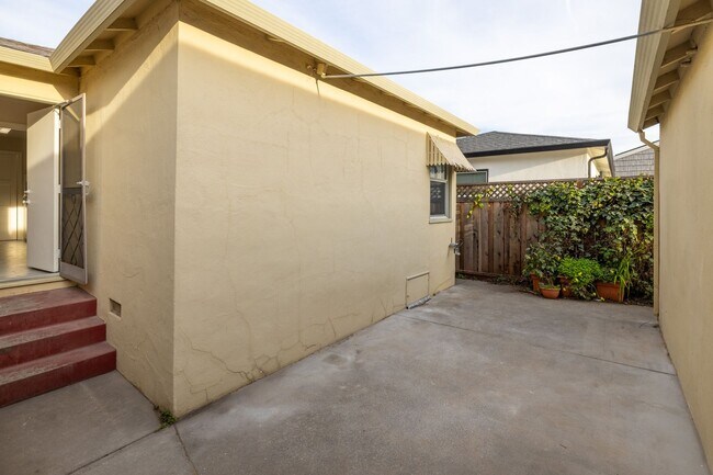 Building Photo - 600 S Idaho St