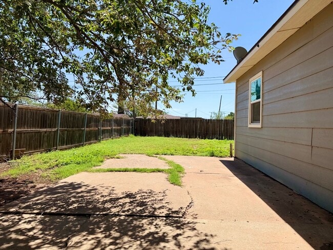 Building Photo - 609 Howard Dr