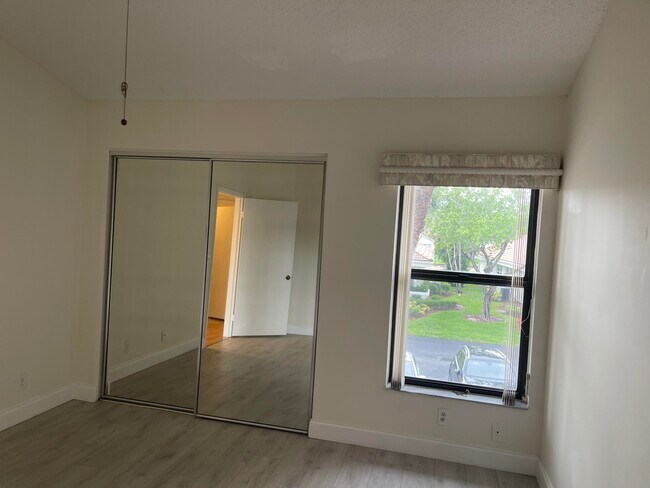 Building Photo - 10910 Lakemore Ln