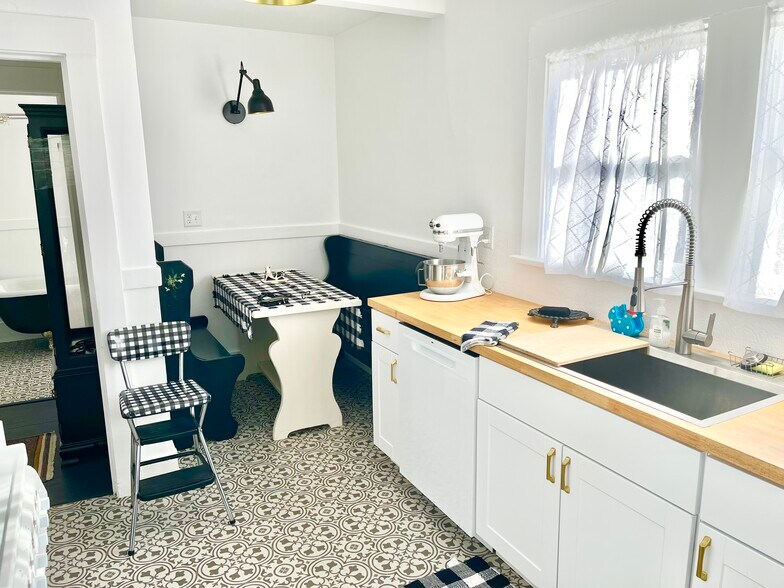 Building Photo - 1122 9th St