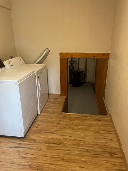 Building Photo - 307 Cardinal Cres