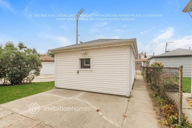 Building Photo - 6016 N Austin Ave