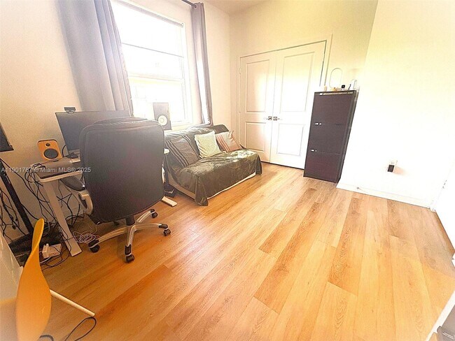 Building Photo - 476 NE 5th St