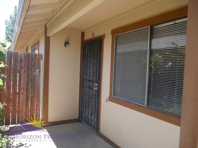 Building Photo - 6826/6828 Klingon Ct