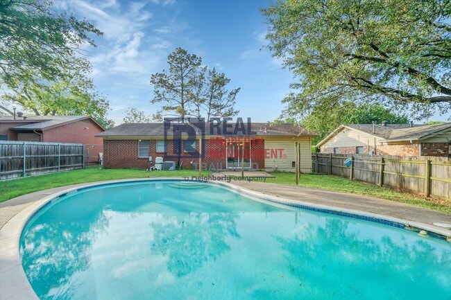 Building Photo - Inviting Home with Pool in Established Cleburne Neighborhood