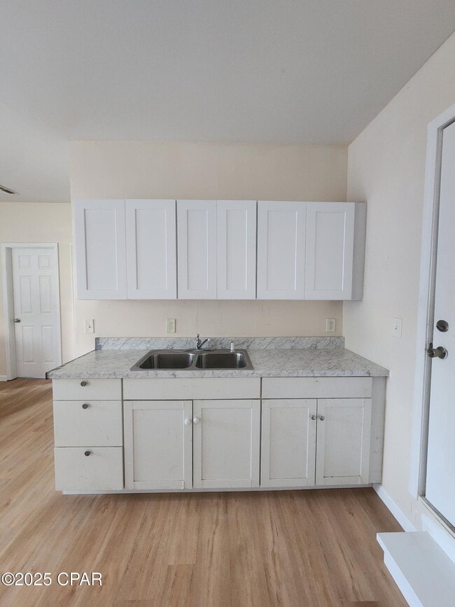 Primary Photo - 705 Satsuma Ave
