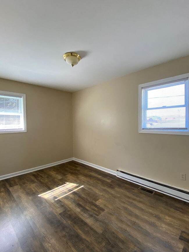 Building Photo - Adorable 2 bedroom, 1 bath duplex located ...