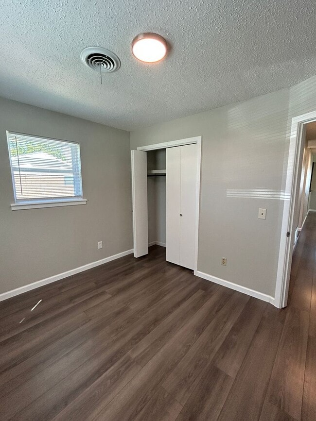 Building Photo - 3-bedroom, 1.5-bath in the MacArthur Schoo...