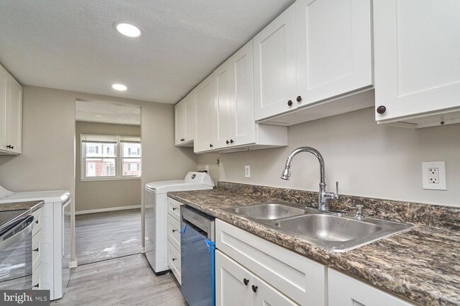 Building Photo - Charming 3-Bedroom Townhome in the Heart o...