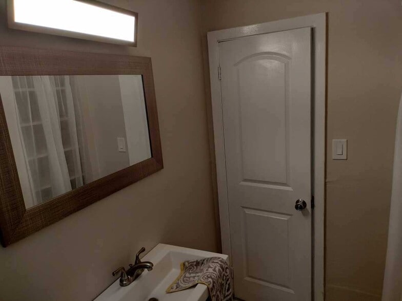 Bathhroom - 917 W Michigan Ave