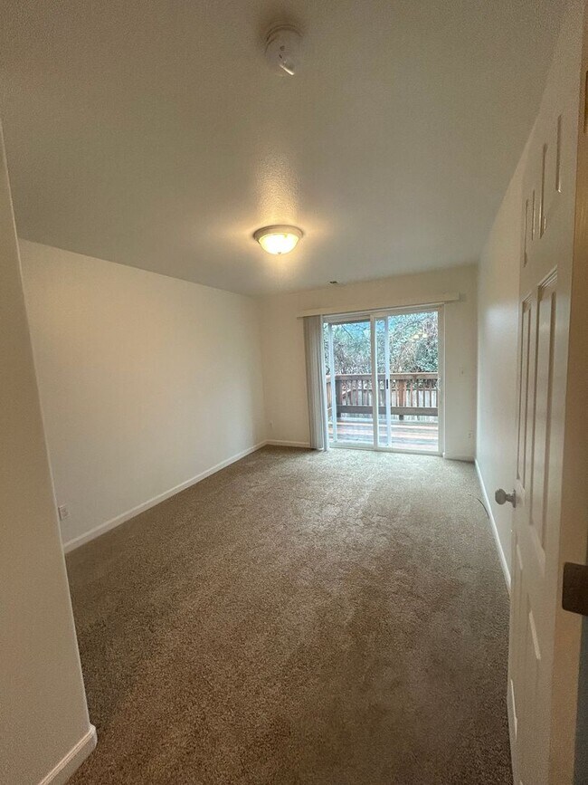 Building Photo - (870) College Street Duplex - 4 Bedroom / 2 Bathroom