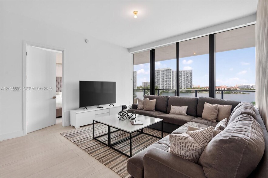 Building Photo - 5500 Island Estates Dr