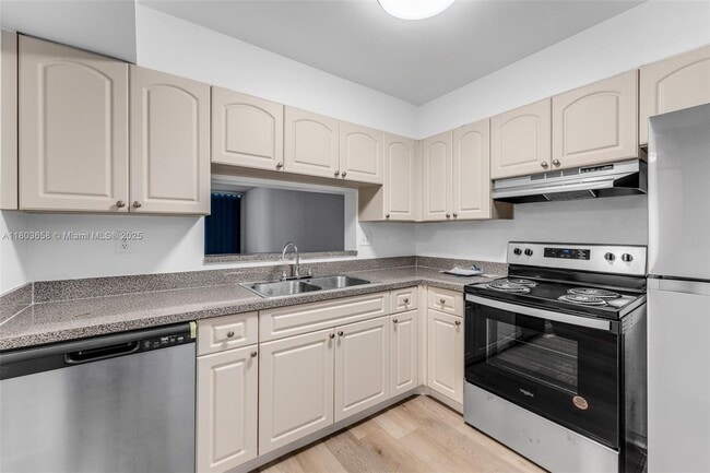 Building Photo - 10825 SW 112th Ave