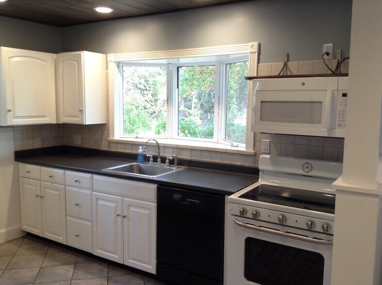 kitchen - 25 Mapleshade Ave