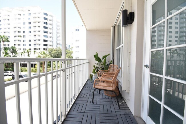 Building Photo - 1300 Lincoln Rd