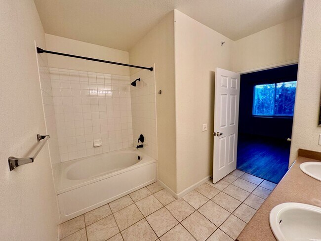 Building Photo - SW Littleton Top Floor Condo with Mountain Views!