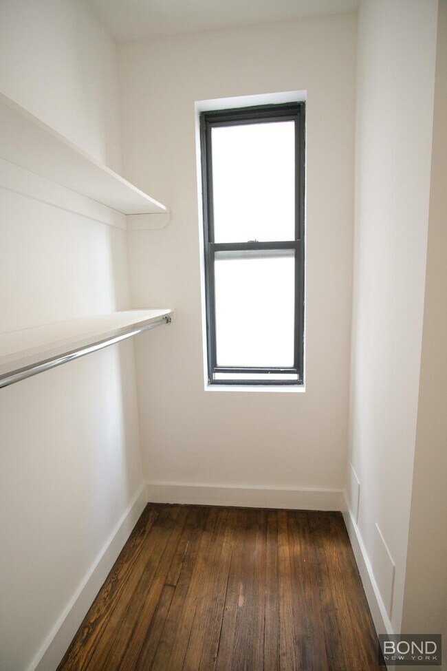 Building Photo - 45 Tiemann Pl