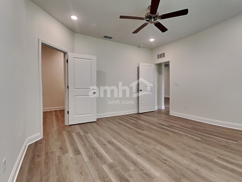 Building Photo - 11650 Hillside Dr