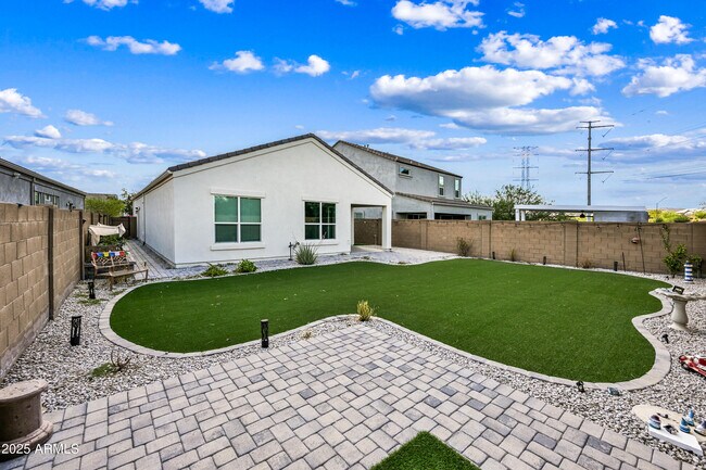 Building Photo - 2320 E Saguaro Park Ln