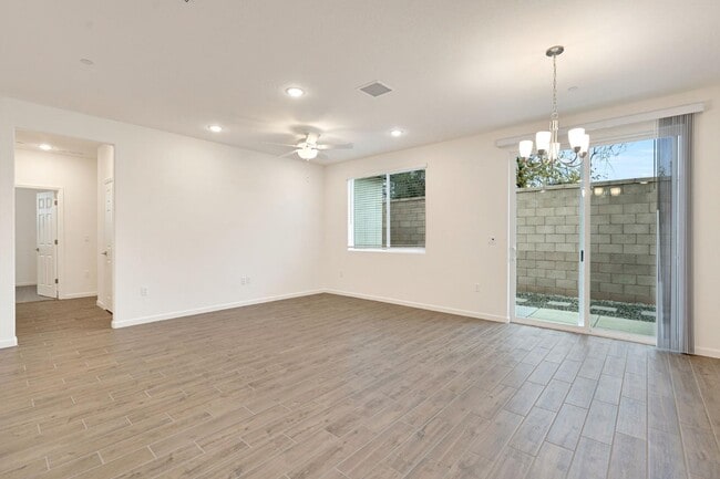 Building Photo - 2143 N Renn Ave