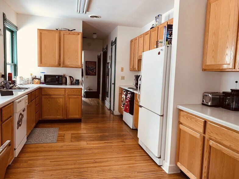 Building Photo - 817 E Johnson St