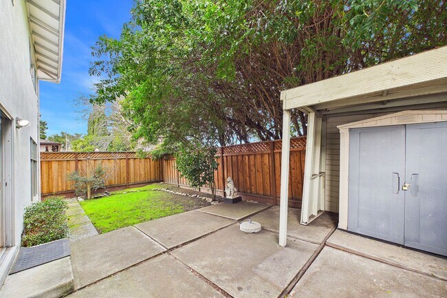 Building Photo - 1333 Regent St