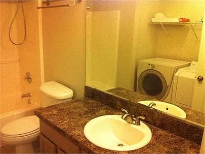 Building Photo - Spacious 3-bedroom duplex
