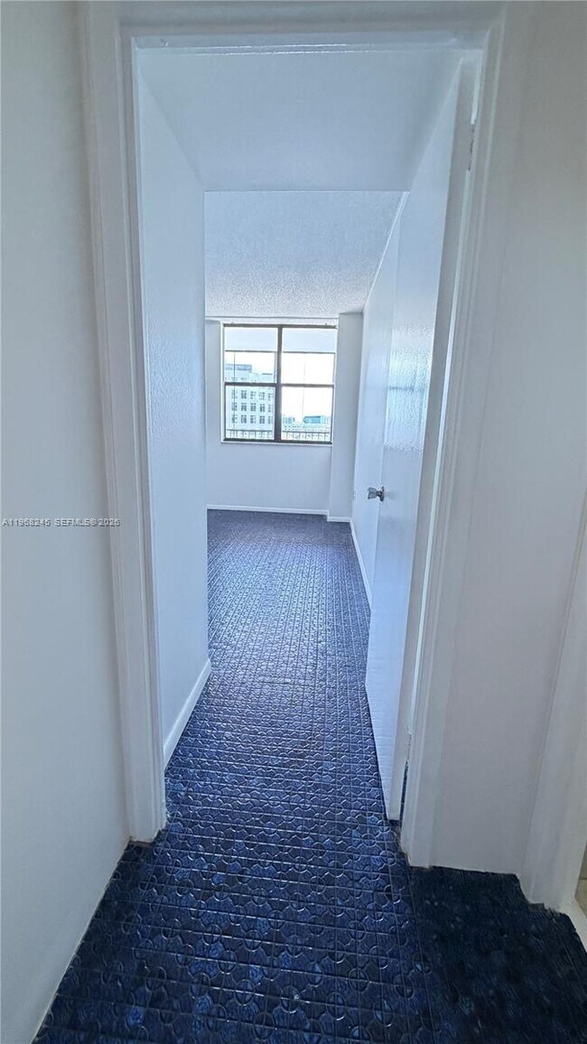 Building Photo - 20100 W Country Club Dr