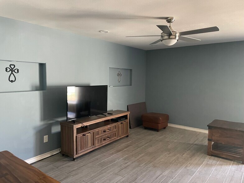Building Photo - 5100 El Jardin Cir