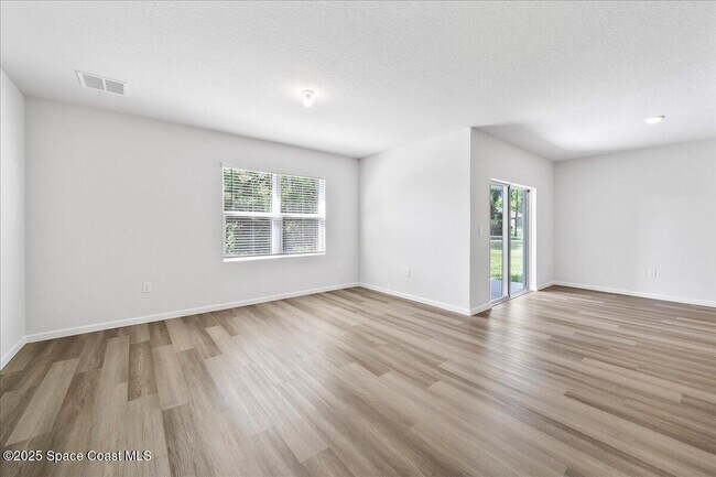 Building Photo - 566 Rembrandt St SE