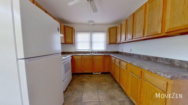 Building Photo - 210 Oakcrest Dr