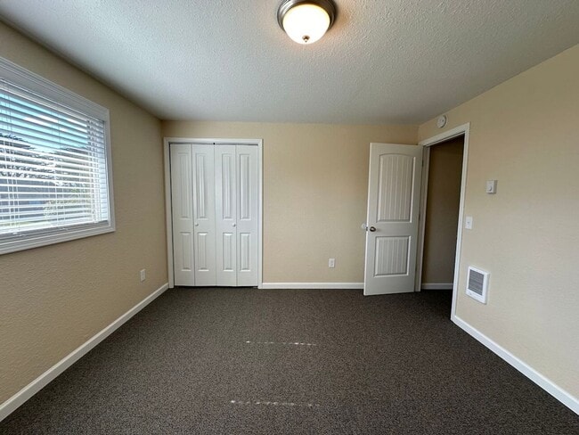 Building Photo - HOS174-Hoskin