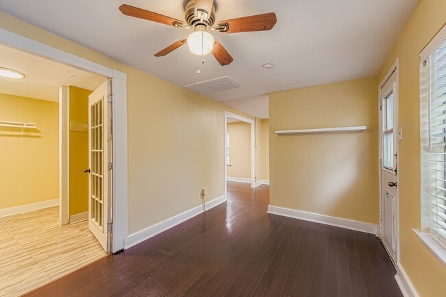 Building Photo - 1209 E 9th St