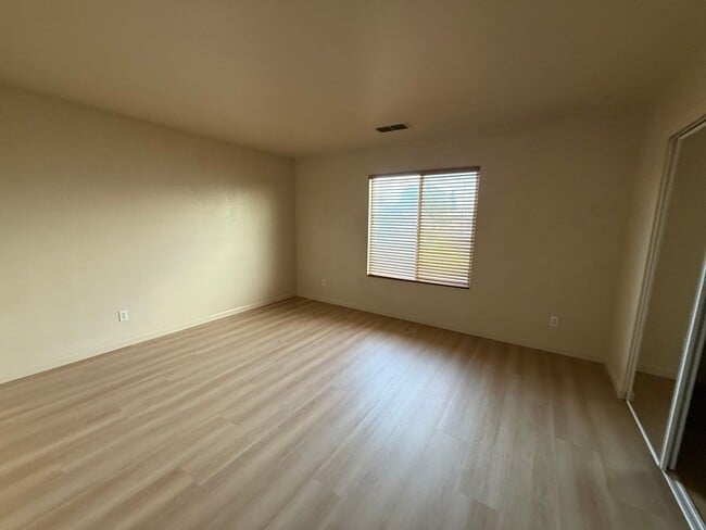 Building Photo - 2424 Sandpiper Ln