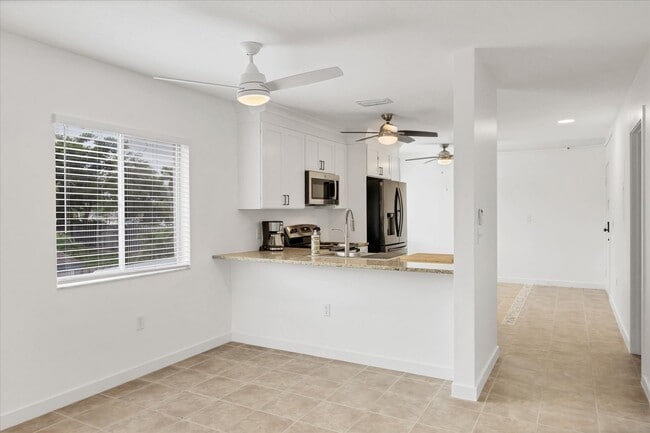 Building Photo - 2124 N Tamiami Trl