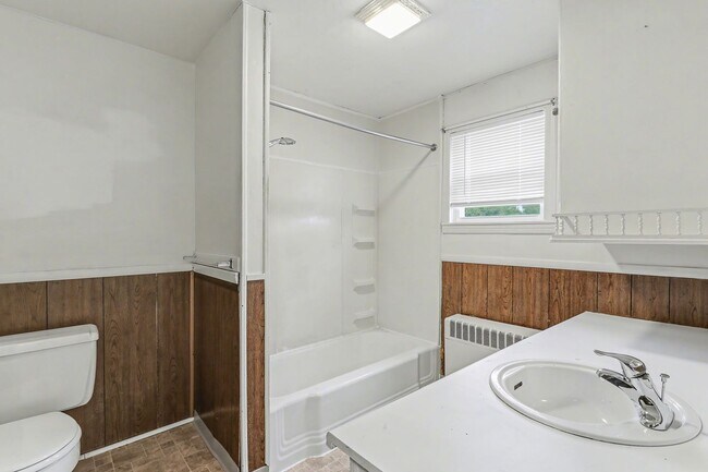 Building Photo - 218-222 S Sporting Hill Rd