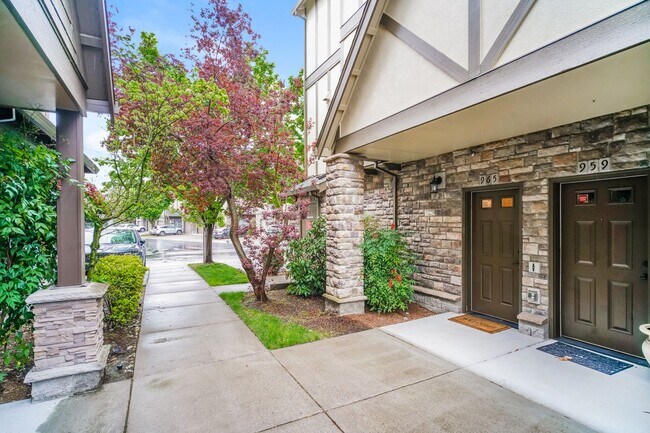 Building Photo - 2/2.5 bth Townhome + Garage + A/C + W/D + Balcony + Pets Welcome!!
