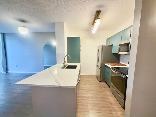 Building Photo - 630 S Sapodilla Ave