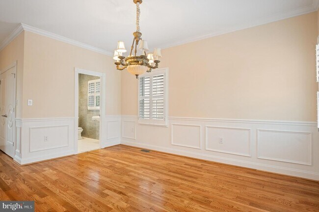 Building Photo - 5905 Lone Oak Dr